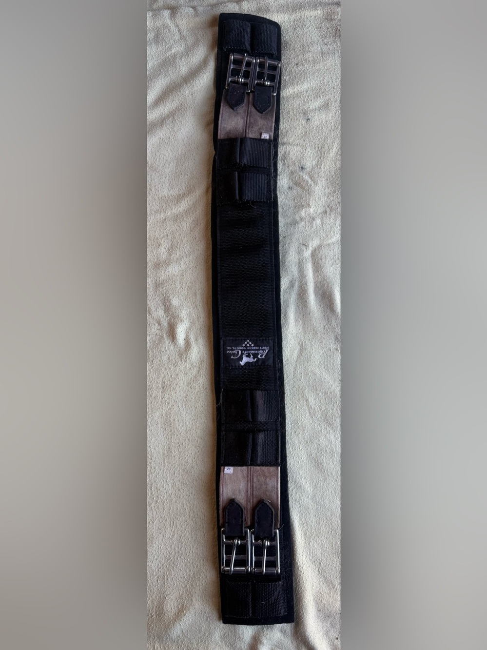 28” black Professionals Choice girth